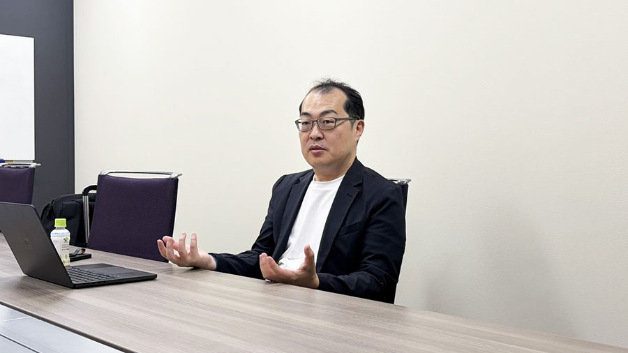従業員が変化への不安を一人で抱え込まない仕組みづくりについて語る荒川豊教授